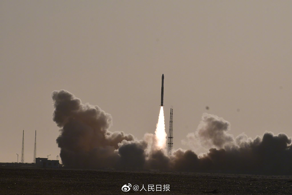 8月31日7时41分，快舟一号甲运载火箭“一箭双星”发射成功。 人民日报微博 图