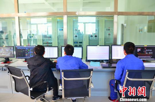 图为青海省海南州50.5兆瓦村级光伏扶贫电站的工作人员。　鲁丹阳 摄