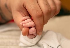 科学家首次确认左撇子相关基因：语言能力更强