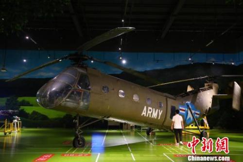 图为江西直升机科技馆展出的纵列双悬翼式直升机H-21。刘占昆 摄