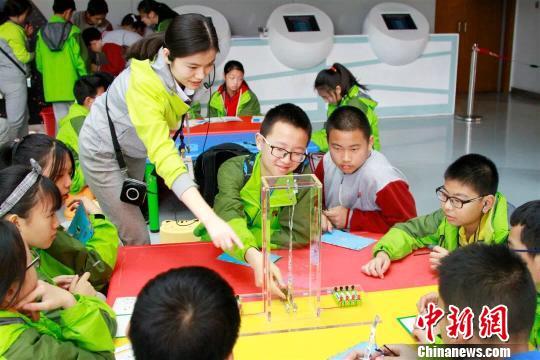 图为孩子们积极参与实验。重庆科技馆供图