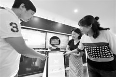 机器人“小图” 亮相公共数字文化展