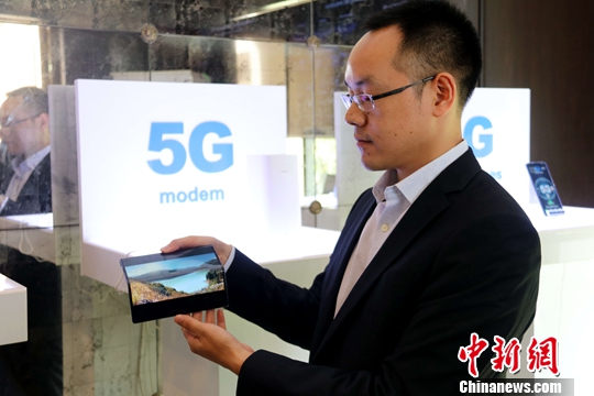 9月16日，华为工作人员在哈萨克斯坦首都努尔苏丹展介5G手机。<a target='_blank'  data-cke-saved-href='http://www.chinanews.com/' href='http://www.chinanews.com/'>中新社</a>发 钟欣 摄