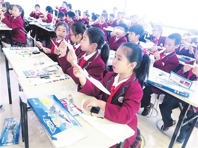 银川市兴庆区回民实验小学的学生在学习制作纸飞机。冯怡　摄