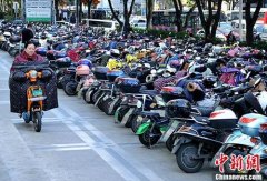 电动自行车“逐步禁行”引热议：管理不应“一刀切”