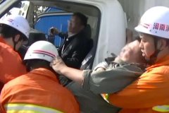 商丘示范区：货车追尾，2人被困车内 消防员紧急救援