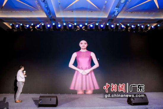 虚拟数字人Ada与峰会现场嘉宾实时互动。 (主办方供图) 