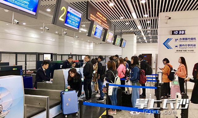 10月28日起，长沙机场磁浮城市航站楼放开办理行李托运时间由航班起飞前4小时提前至8小时，进一步方便旅客出行。 长沙晚报全媒体记者 吴鑫矾 通讯员 寇冠乔 姚哲之 摄影报道