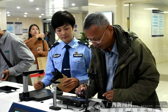 南宁出入境服务推行24小时“不打烊”