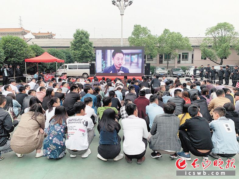 长沙市今年加大对传销的打击力度。图为5月开福区在月湖大市场一举捣毁传销窝点99个，遣返传销人员300余人。周辉霞 摄