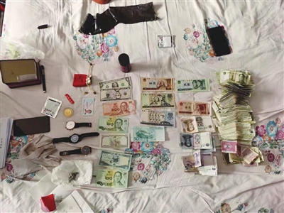 警方缴获的赃物和赃款。照片由警方提供