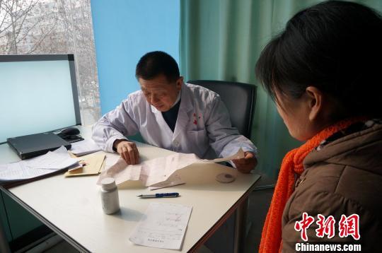 资料图：一位医生在义务诊所内接诊。　周小云 摄