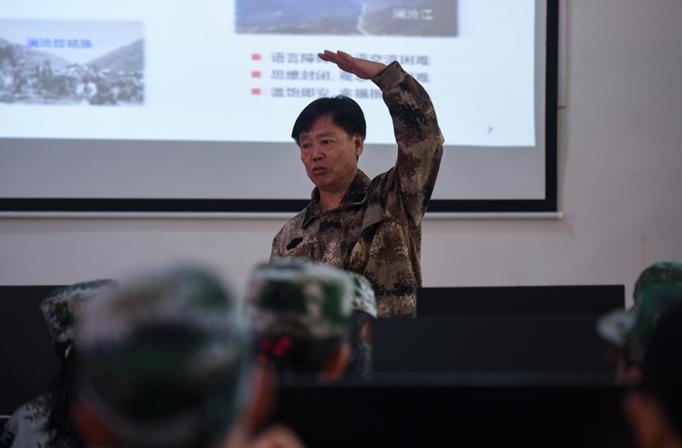 中国工程院朱有勇院士正给学员们上课。电商班开课期间，所有教师和学员将统一身着迷彩服参加培训。摄影：孙伟