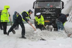 风雪雨中的宝鸡交警