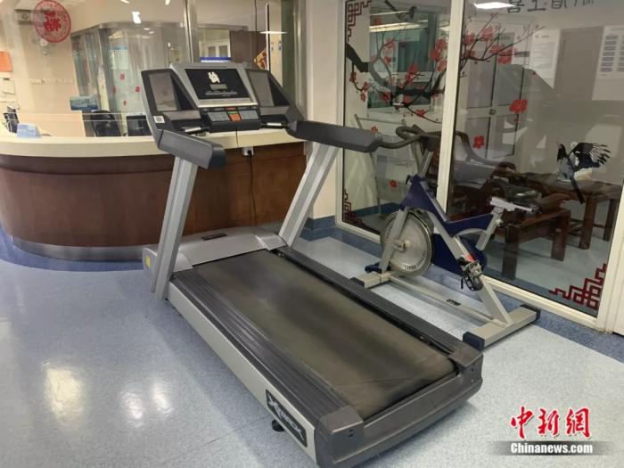 病房门口的健身器材。 <a target='_blank'  data-cke-saved-href='http://www.chinanews.com/' href='http://www.chinanews.com/'>中新社</a> 李秋莹摄