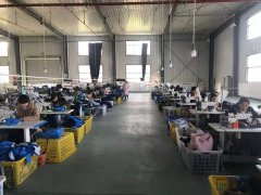 柘城县伯岗镇伯东村： “扶贫车间”制衣忙  日子一天更比一天强