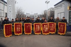 群众自发组织请唢呐队到河南民权县孙六派出所送感谢锦旗