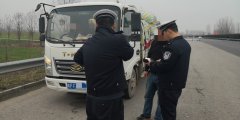 应急车道内捆扎货物    司机不顾安全被罚