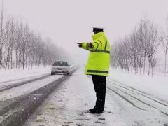 大雪来袭 辉县公安交警坚守一线保平安畅通