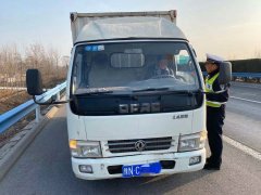警示 |一司机高速路上低速行驶打电话被罚