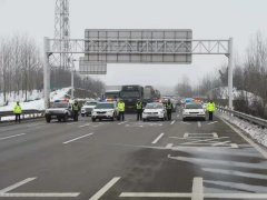 路警联动，河南高速交警应急联动冰雪保通