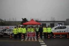 河南商丘多部门联合高速入口称重劝返超限超载货车