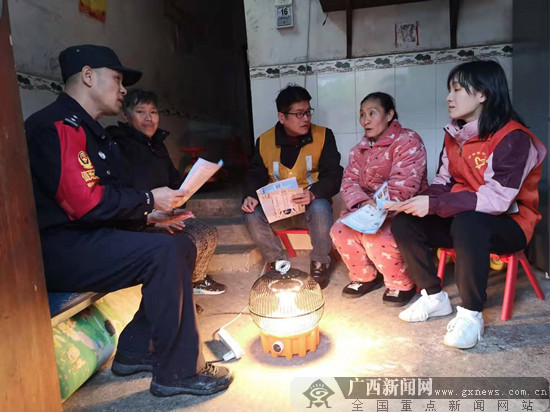 桂林铁路警方进村入户开展爱路护路法制宣传