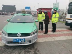 去趟厕所男子被落下     步行追车幸得交警救助