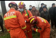  商丘夏邑：消防员倒挂金钩，下井救助被困老人