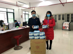 南宁：爱心捐赠共抗疫 党徽闪烁在通福