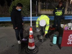 一线抗“疫”从不孤单| 元宵节热心群众为执勤人员送来暖心热水饺、汤圆