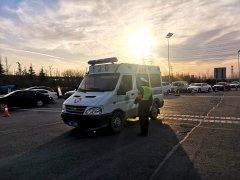 急救车运送病人转院就医 河南高速交警快速开辟“应急绿色通道”