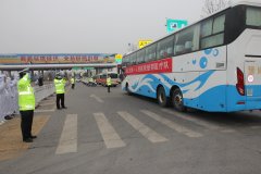  商丘87名医疗勇士援鄂出征 交警护航致敬护送过境