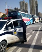 河南高速交警助力复工复产 护送农民工返岗复工