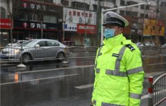  商丘交警风雨坚守防疫情保畅通护平安