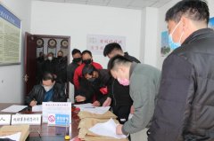 河南新乡 “暖企”执行44名农民工领取工资款