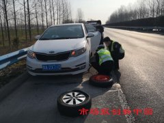  复工途中车辆爆胎，商丘高速交警暖心援助换轮胎