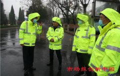   商丘交警雨中坚守“高峰岗” 演绎别样风“警”