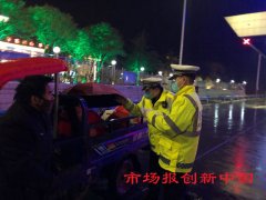  机动三轮车溜上高速 交警雨中安全护送