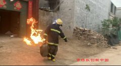  液化气罐着火 消防再现抱火哥