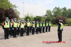 河南高速一支队组织交通事故警戒区设置培训演练