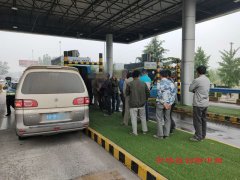  7座面包车里竟然塞了13人 心存侥幸终被“逮”