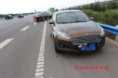 午后开车犯迷瞪发生追尾致前车三厢车“秒变”两厢车