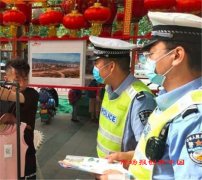 陕西宝鸡渭滨交警走进“地摊经济” 警民携手共护“一盔一带”