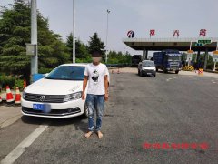   一司机高速路上赤脚驾驶机动车被罚