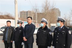   商丘市环保局副局长马凯春节前慰问城区大货车禁行卡点执勤交警