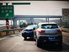 高速匝道内两车追尾：只因车速过快!