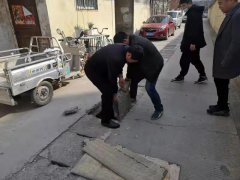   及时更换下水道盖板保障居民安全出行通