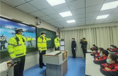 【开学季】商丘市交警支队联合FM1007上好交通安全宣传开学第一节课