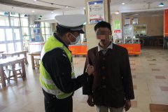  男子高速行走险象环生 高速交警紧急施救消除隐患